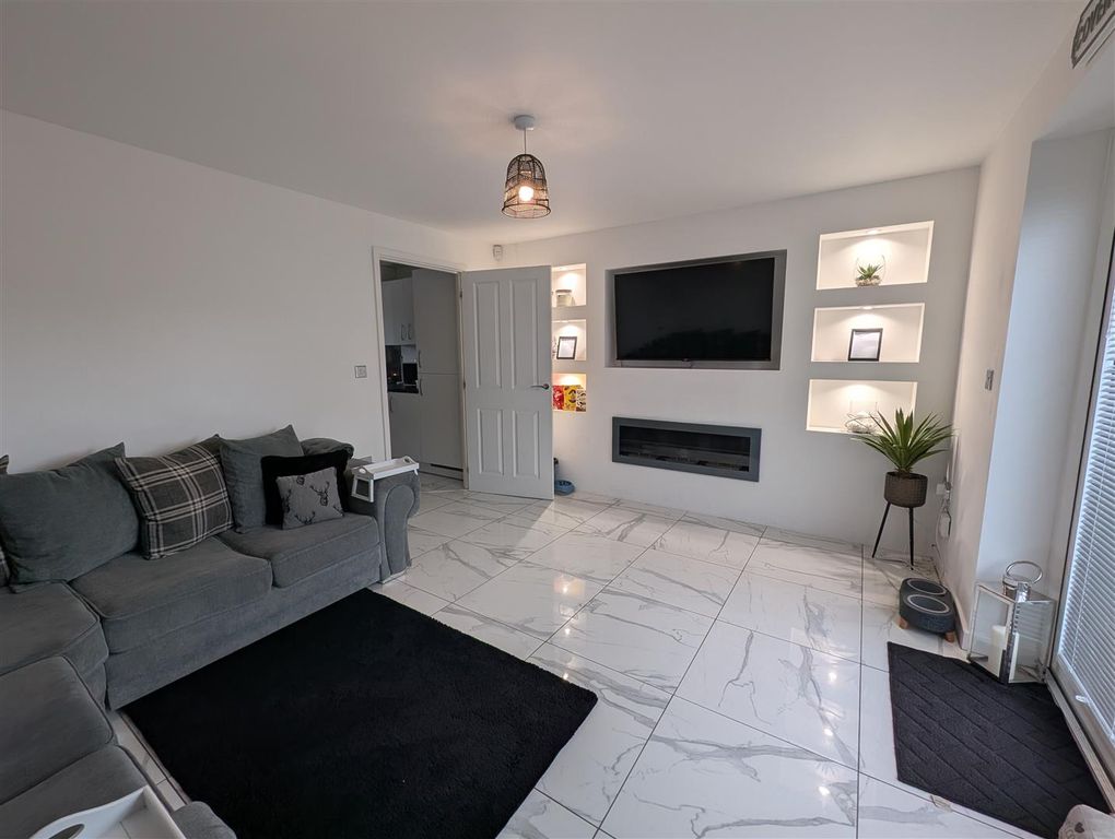 Property photo 3 of 10 Lounge