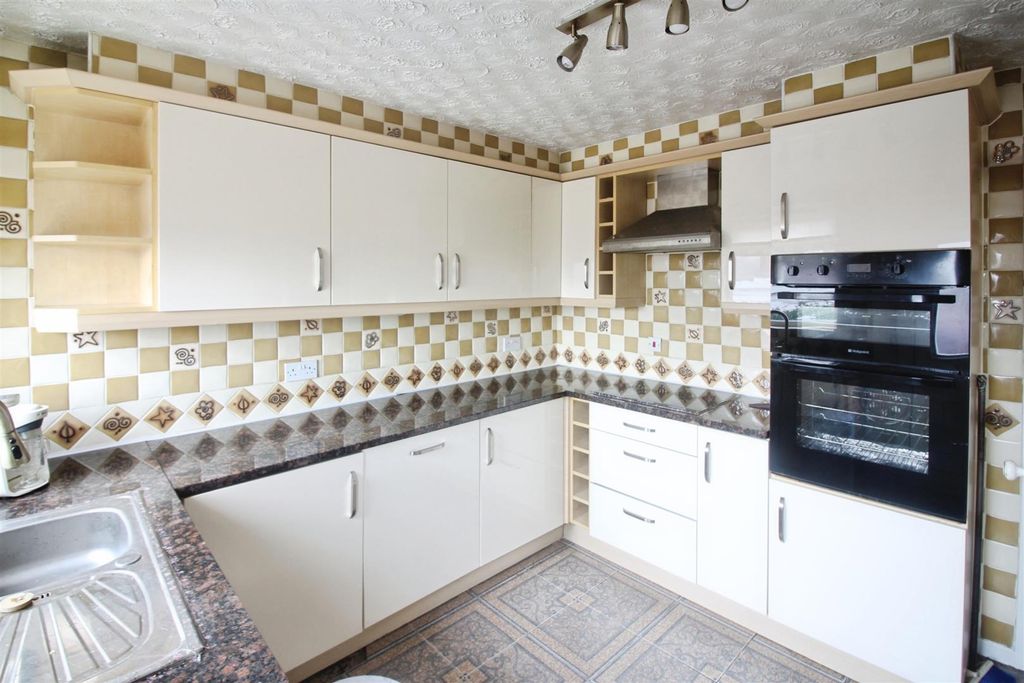 Property photo 3 of 11 Kitchen