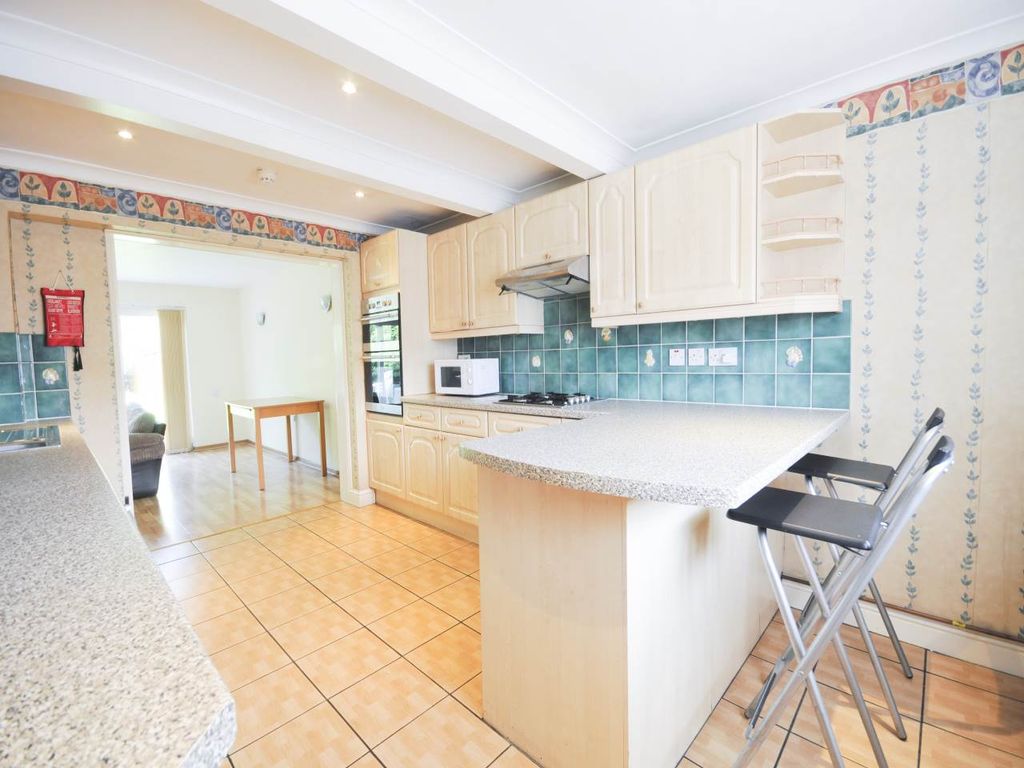 Property photo 2 of 6 Kitchen