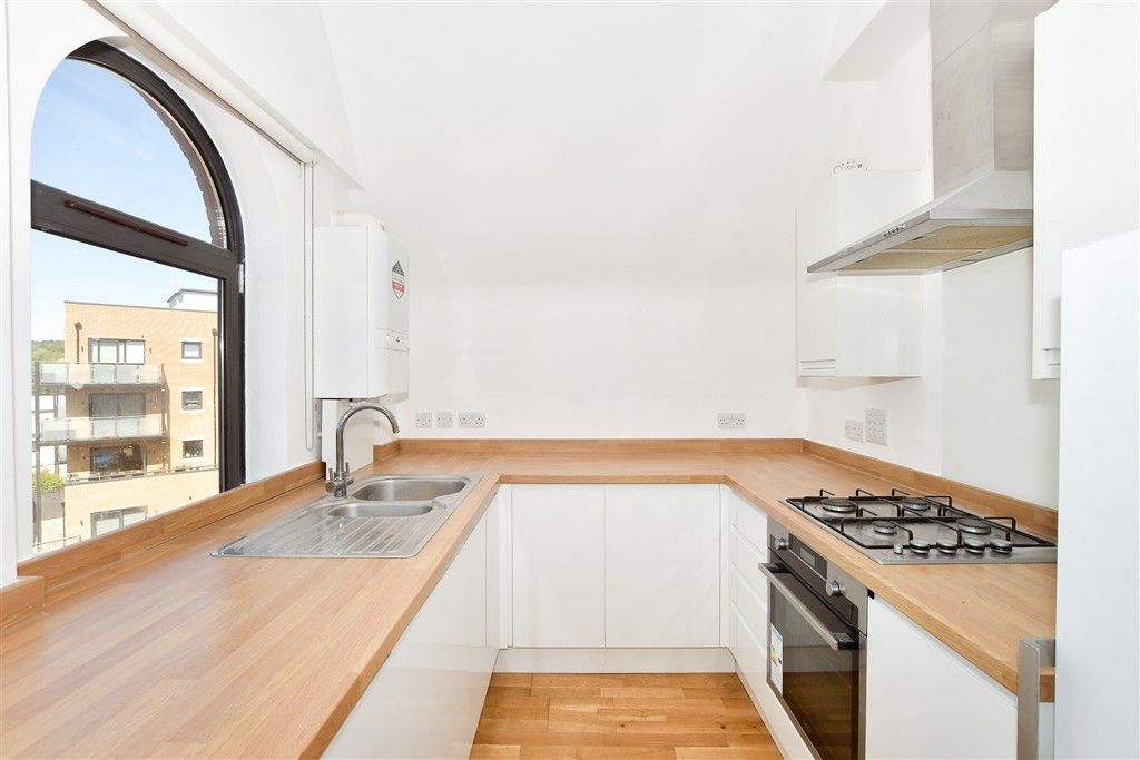 Property photo 3 of 9 Kitchen/ Lounge