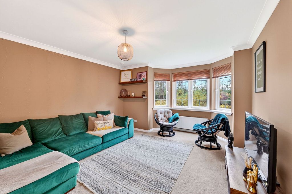 Property photo 2 of 36 Lounge