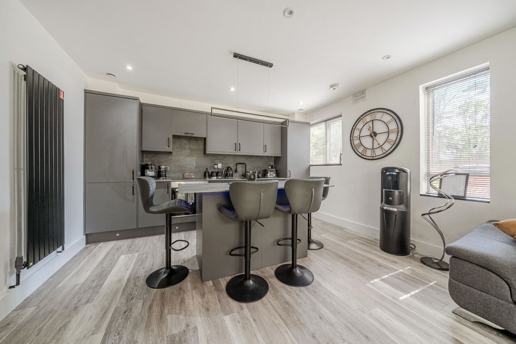 Property photo 3 of 17 1483050-10-6A3bbc...