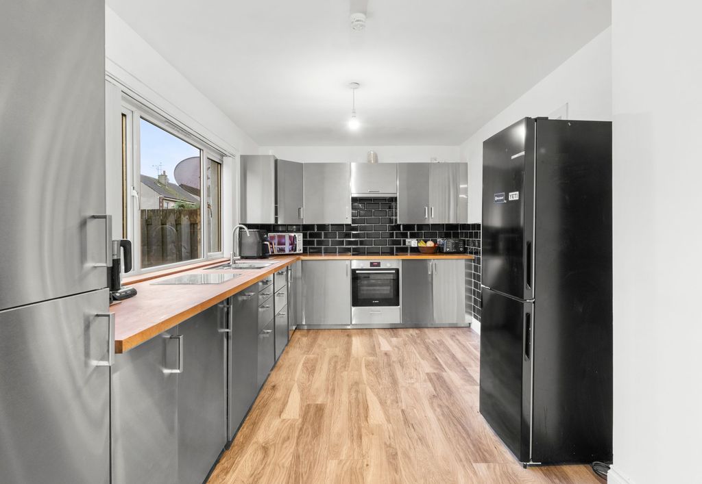 Property photo 3 of 28