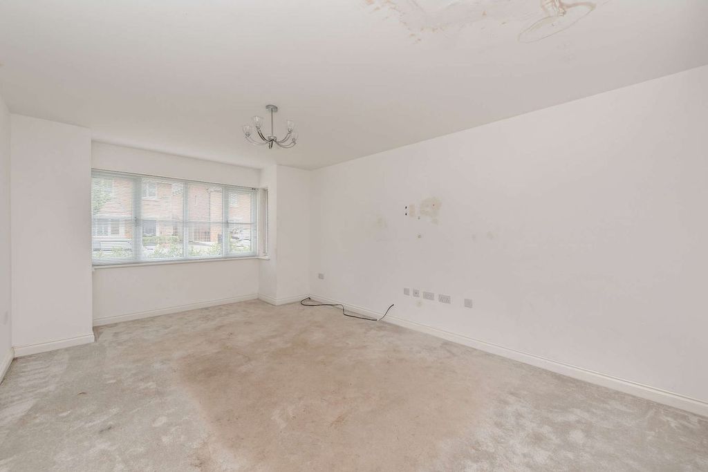 Property photo 2 of 32