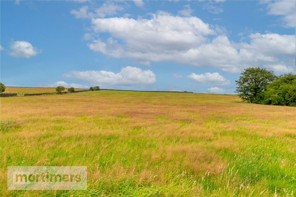 Property photo 2 of 24 Gardens