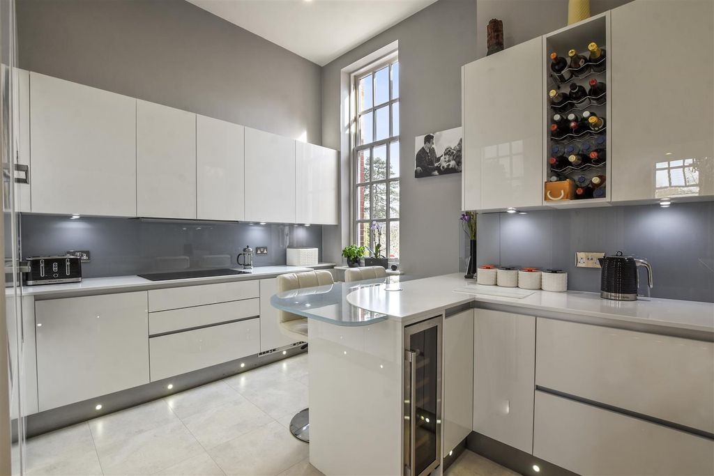 Property photo 3 of 14 6 Rush Leys Court - Kitchen.Jpg