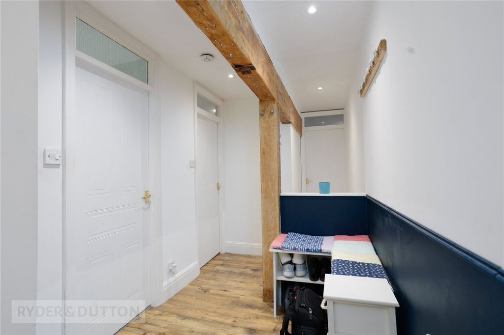 Property photo 3 of 18 Entrance Hall