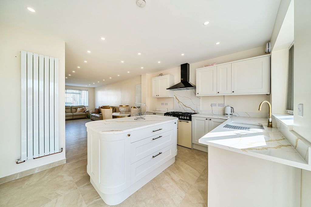 Property photo 2 of 20 1418217-8-699Ef29...