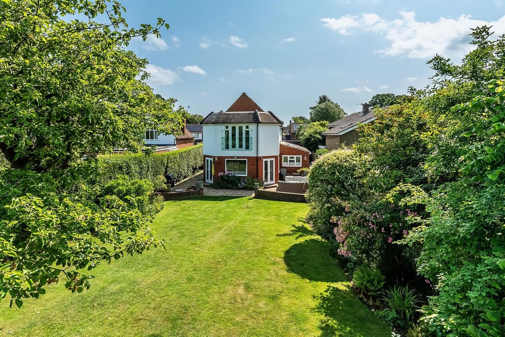 Property photo 2 of 19 ..Little-Bookham-Street-41.Jpg