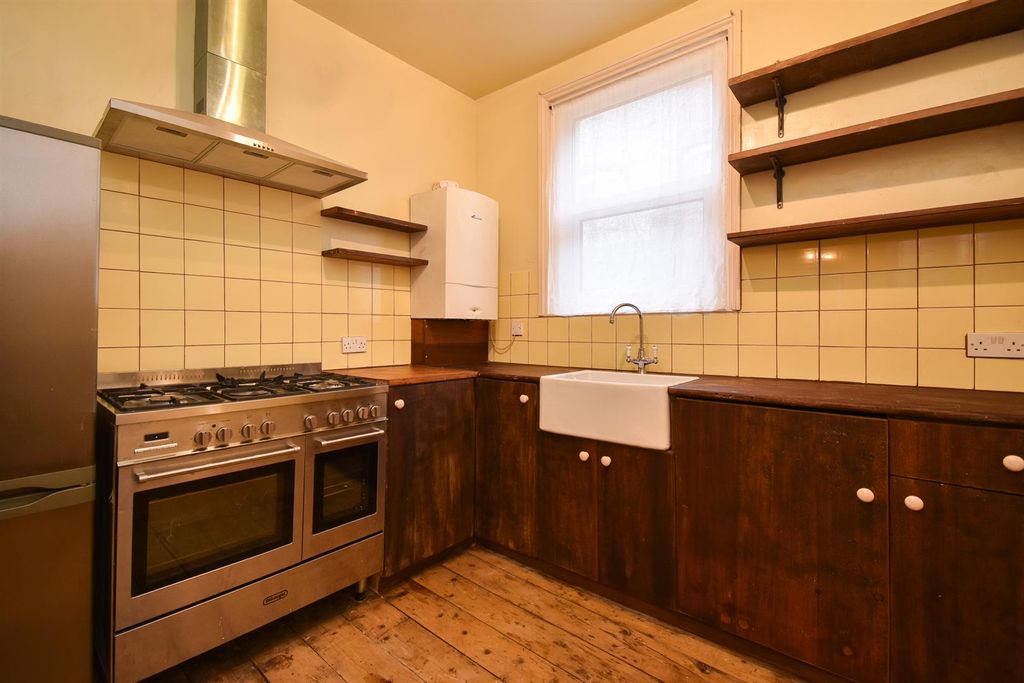 Property photo 3 of 11 Kitchen