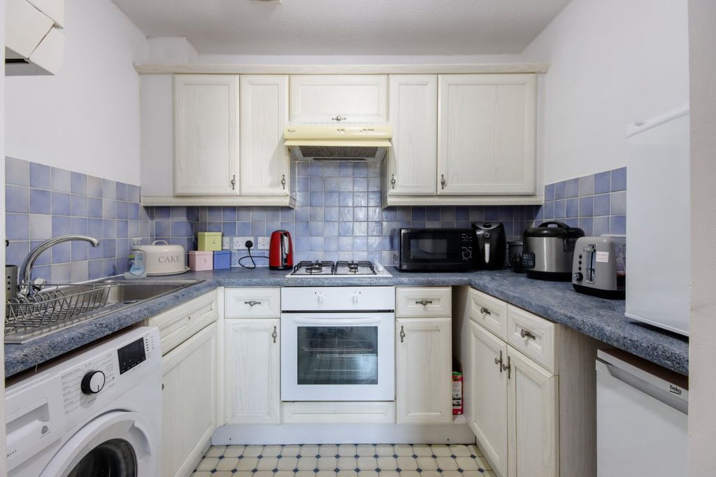 Property photo 3 of 7 Kitchen