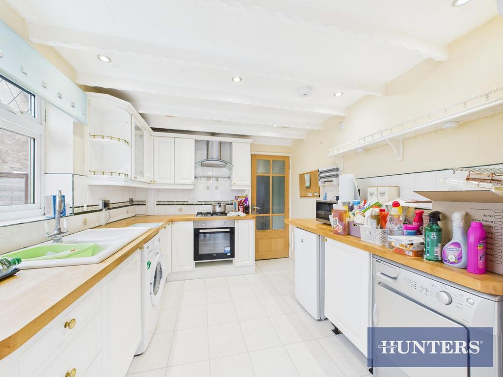 Property photo 3 of 17 Kitchen