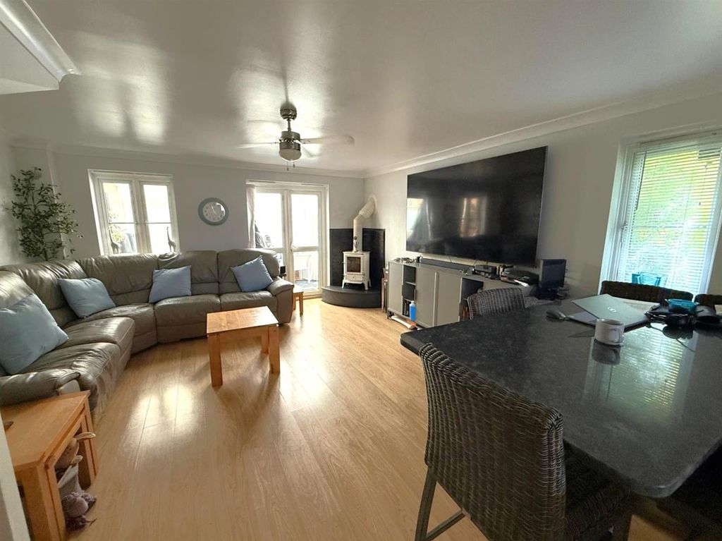 Property photo 2 of 16 Ferndown Close