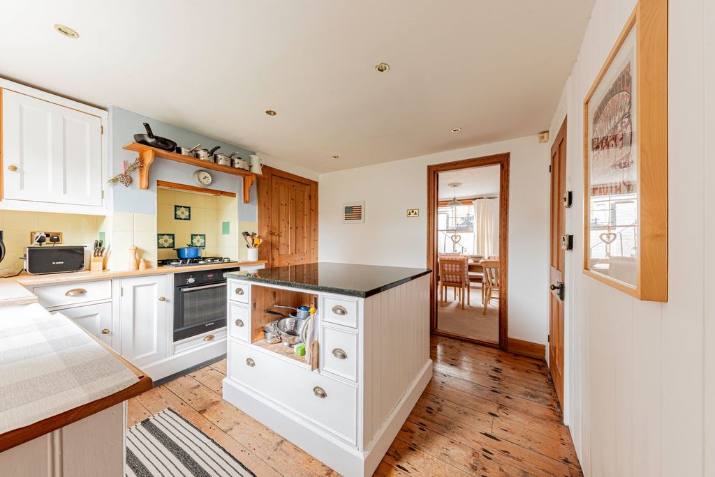 Property photo 3 of 26 Kitchen (1)