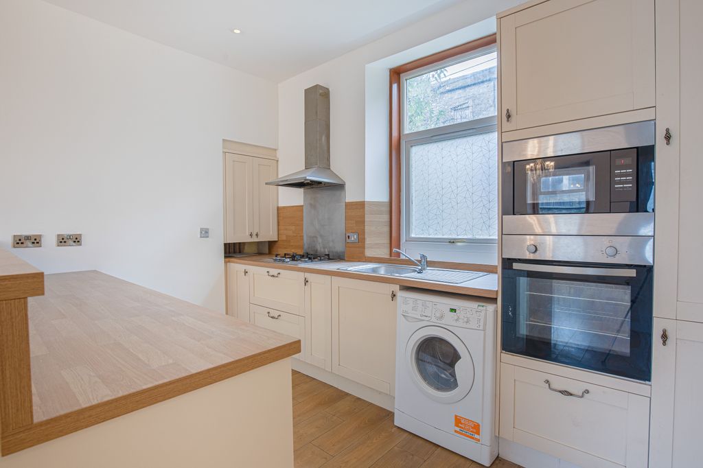 Property photo 1 of 11 Kitchen