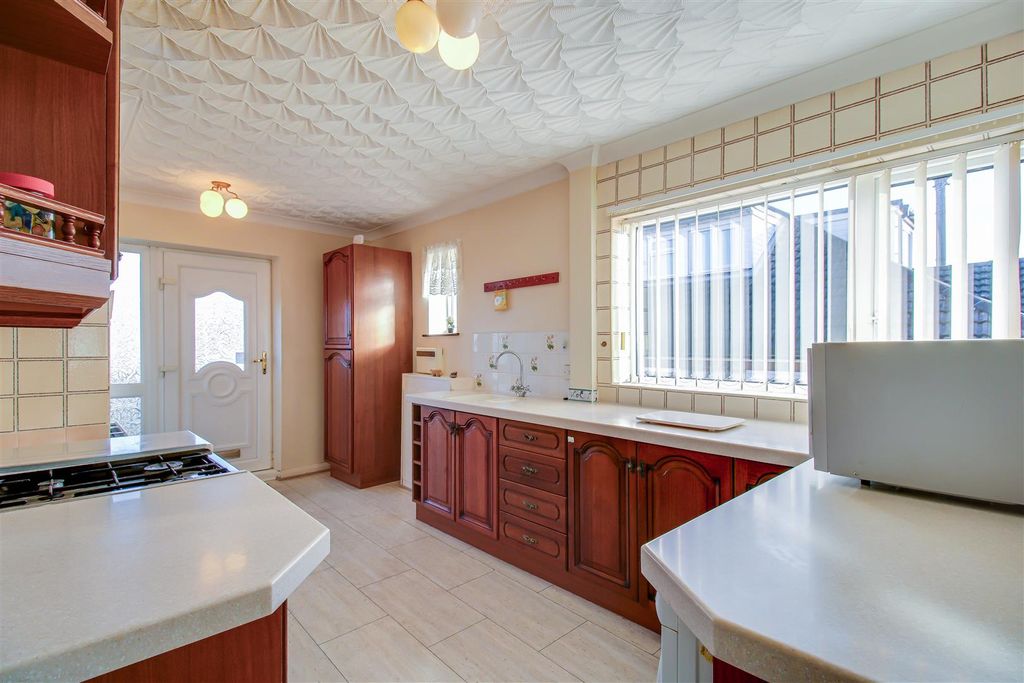 Property photo 3 of 10 Kitchen