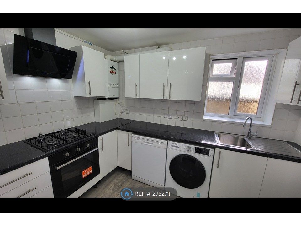 Property photo 3 of 10 Kitchen