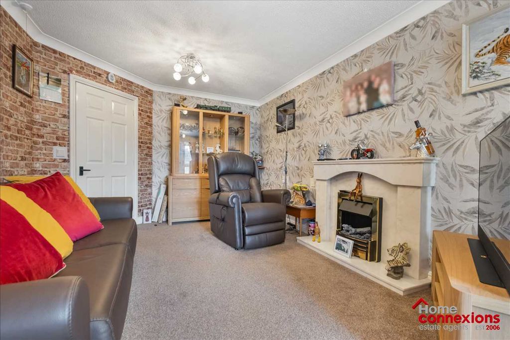 Property photo 3 of 18 Lounge (2)