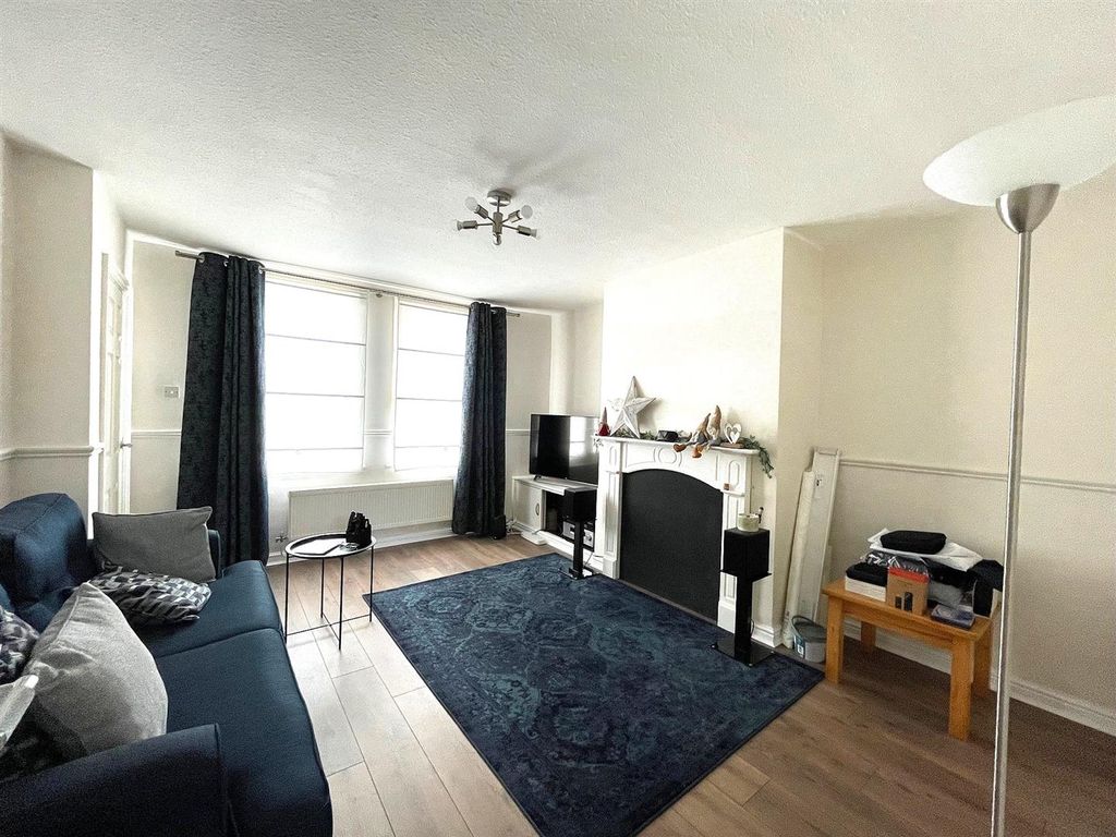 Property photo 3 of 11 Lounge.Jpg