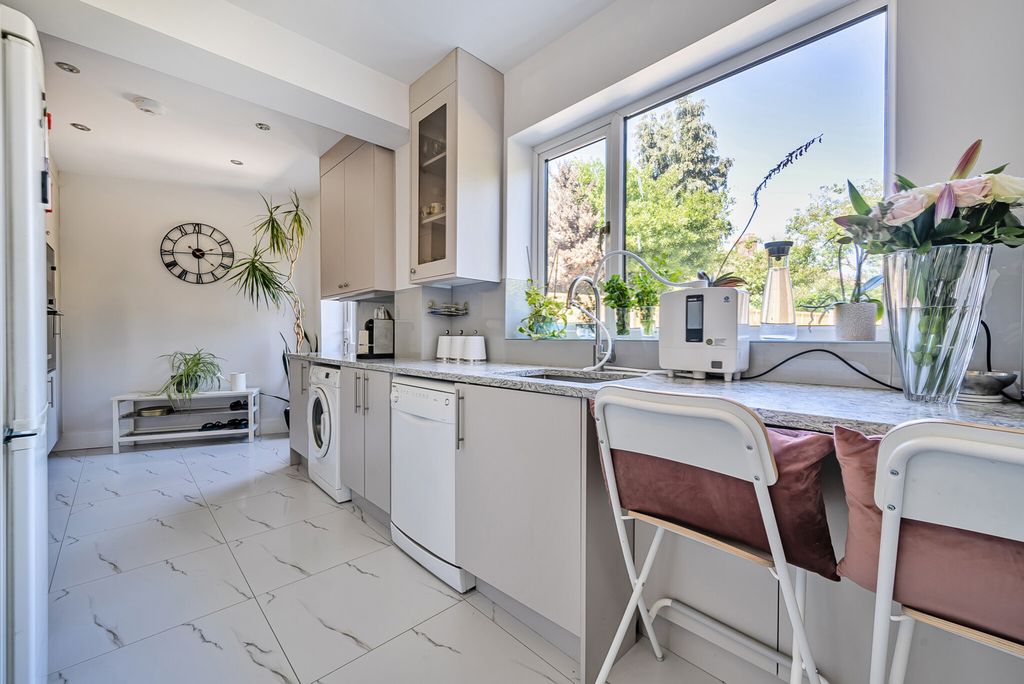 Property photo 3 of 15 7-681E1044B62c6-1...