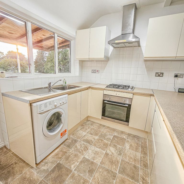 Property photo 2 of 11 Kitchen