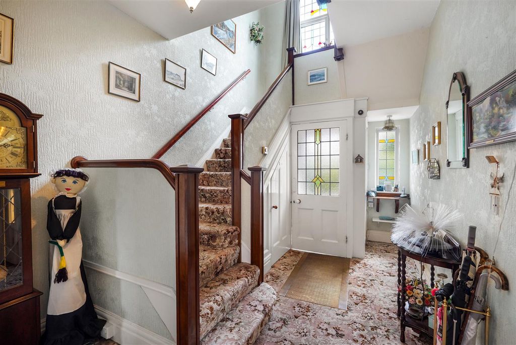 Property photo 3 of 25 Entrance Hall