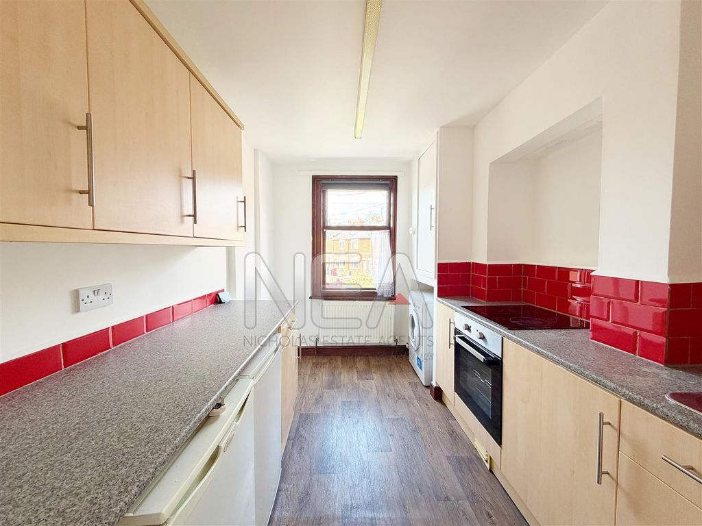 Property photo 2 of 10 Kitchen