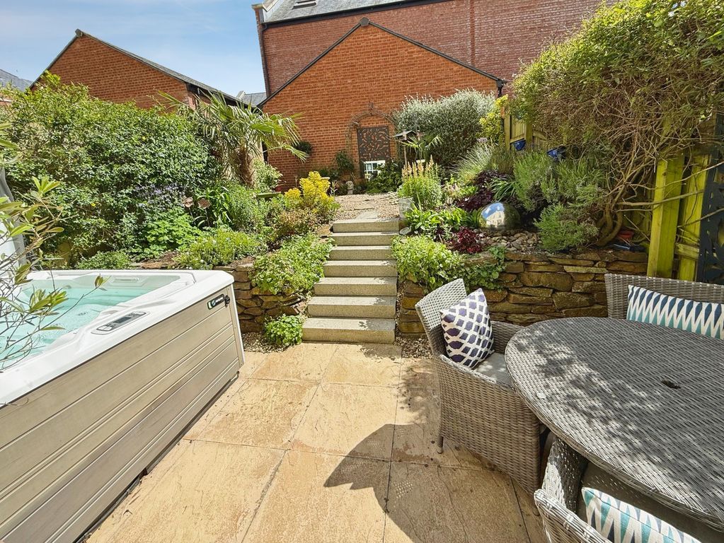Property photo 2 of 25