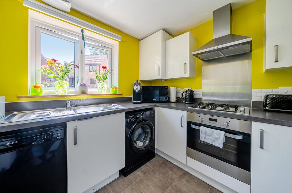 Property photo 3 of 15 25-6A7B0735997Db-...