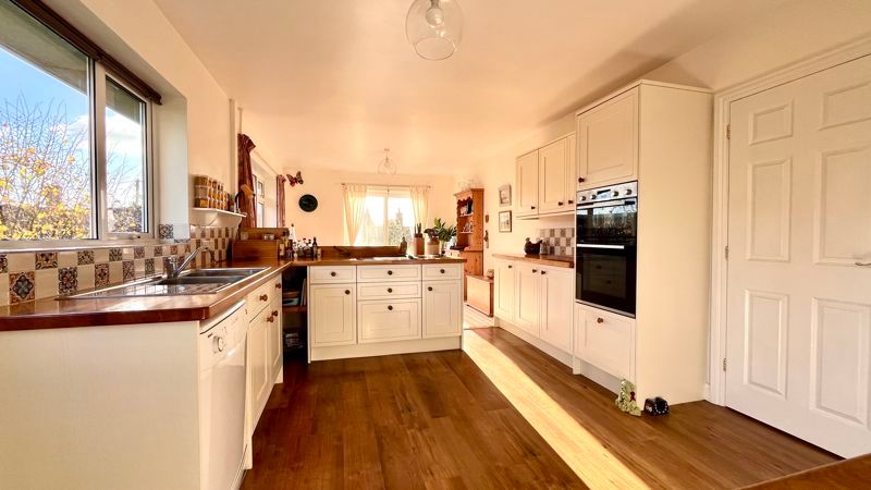 Property photo 2 of 25 Kitchen