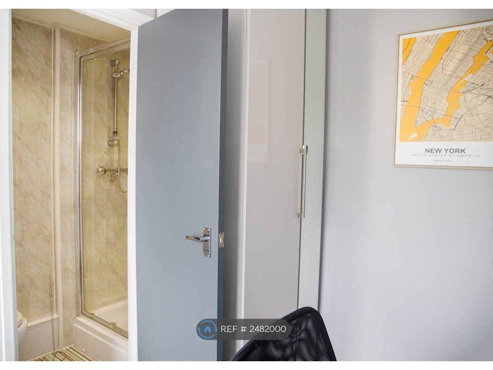 Property photo 3 of 13 Ensuite Double Room Upstairs
