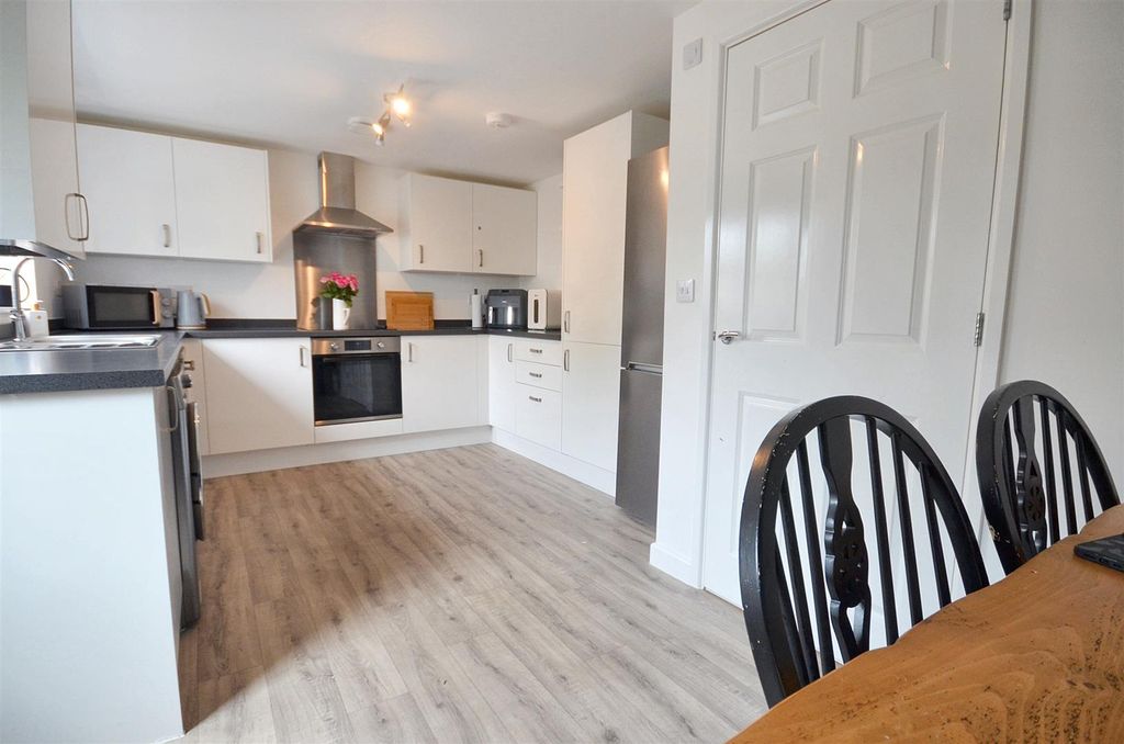 Property photo 2 of 10 Kitchen/Dining Room