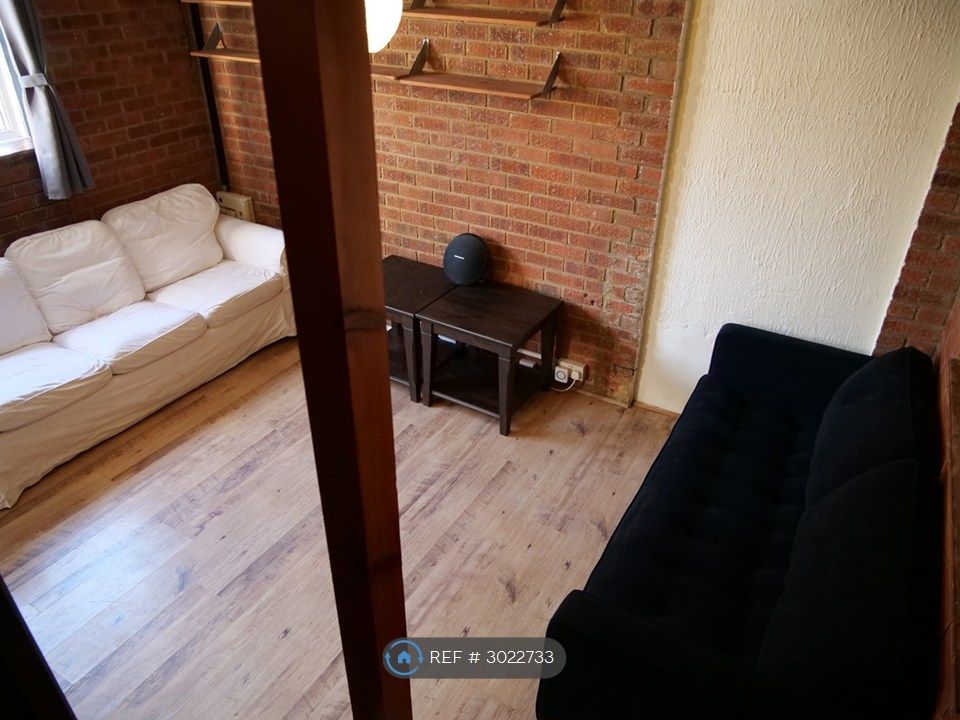 Property photo 3 of 19 Living 2