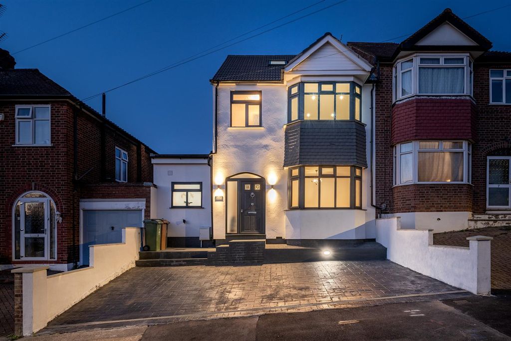 Property photo 1 of 38 Grantock Road, E17