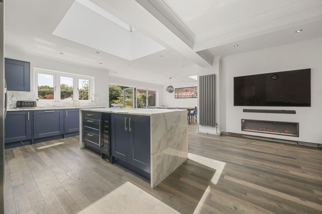 Property photo 1 of 45 Extended And Remodelled, Five Bedroom House For Sale In Da16