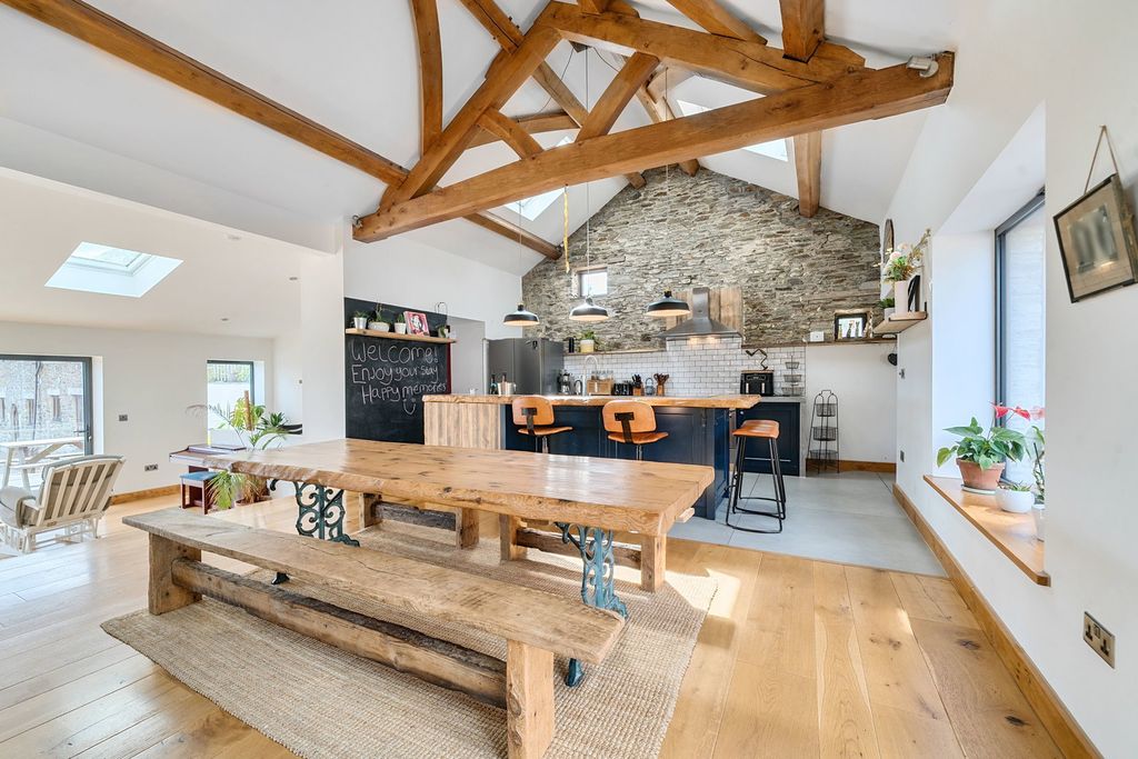 Property photo 2 of 25