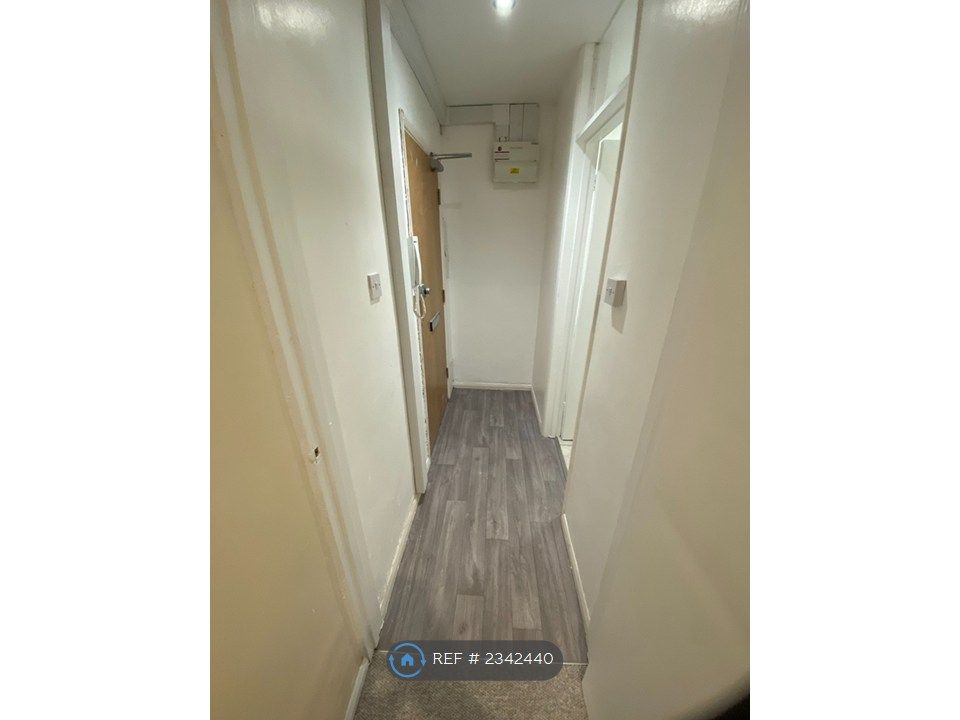 Property photo 2 of 11 Entrance Hall