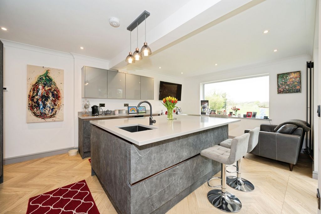 Property photo 3 of 21 Kitchen