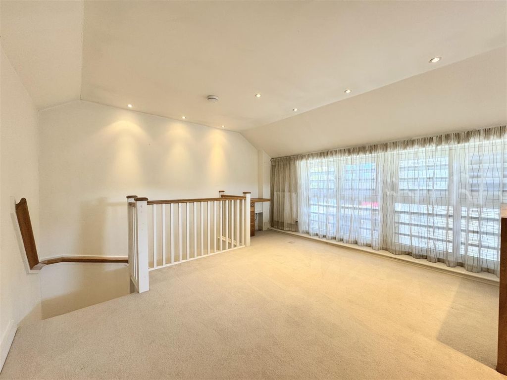 Property photo 3 of 13 Lounge Area