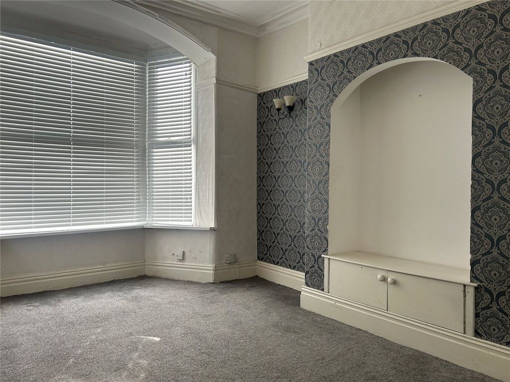 Property photo 3 of 19 Lounge