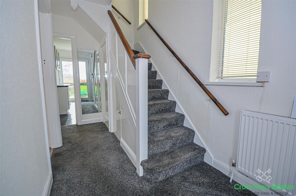 Property photo 2 of 17 Entrance Hallway