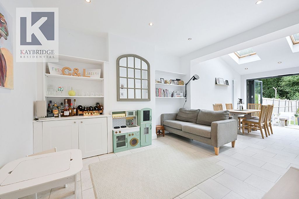 Property photo 3 of 16 Stoneleigh Avenue, Worcester Park - Kt4 8Yb