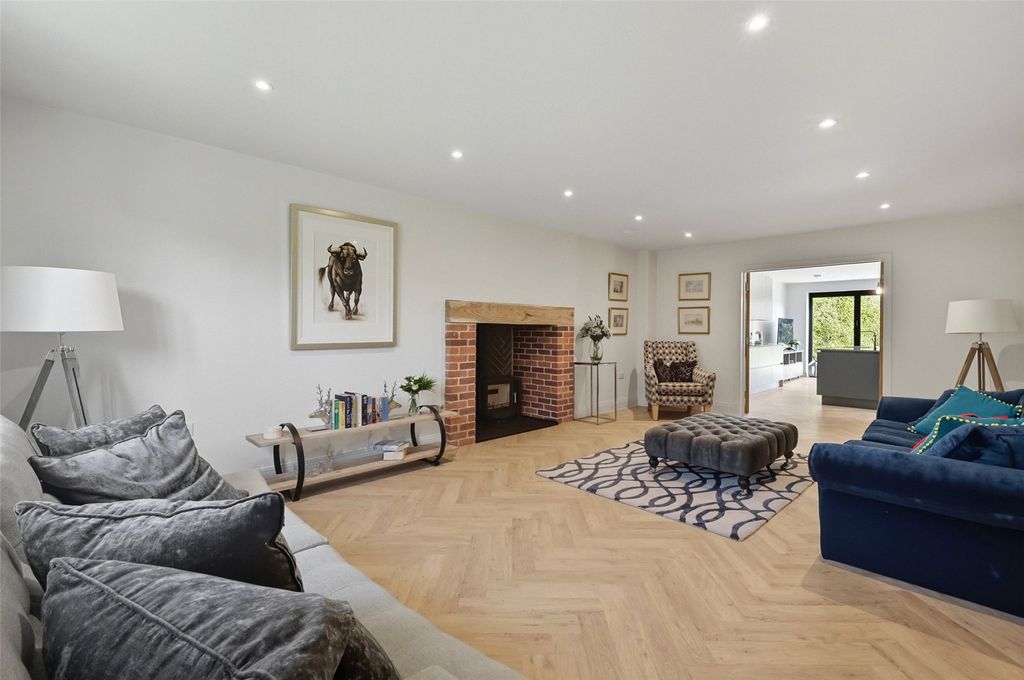 Property photo 3 of 18 Sitting Room