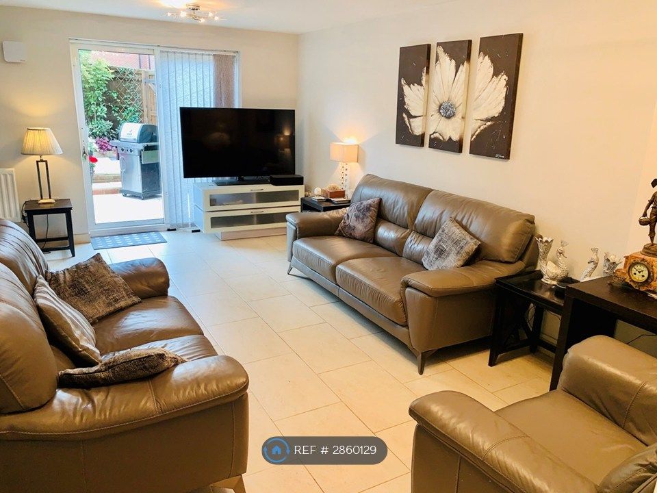 Property photo 3 of 19 Lounge