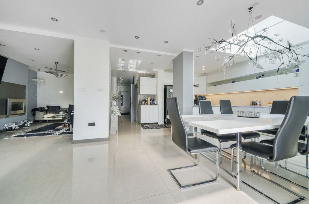 Property photo 3 of 24 1314667-15-685c30...
