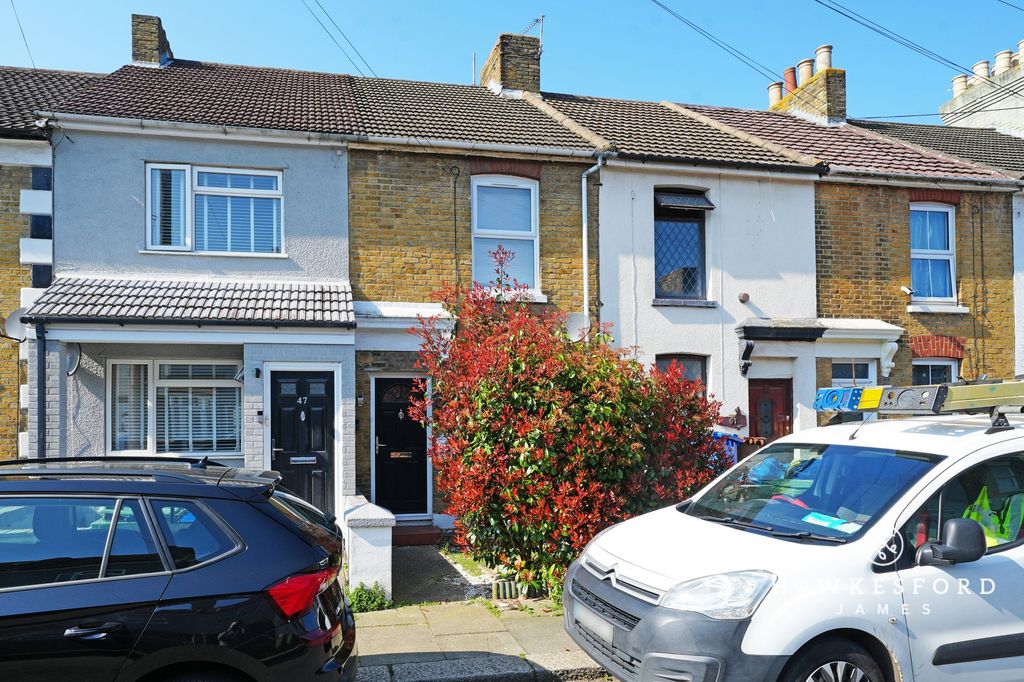 Property photo 1 of 12 Harold Road, Sittingbourne - Front
