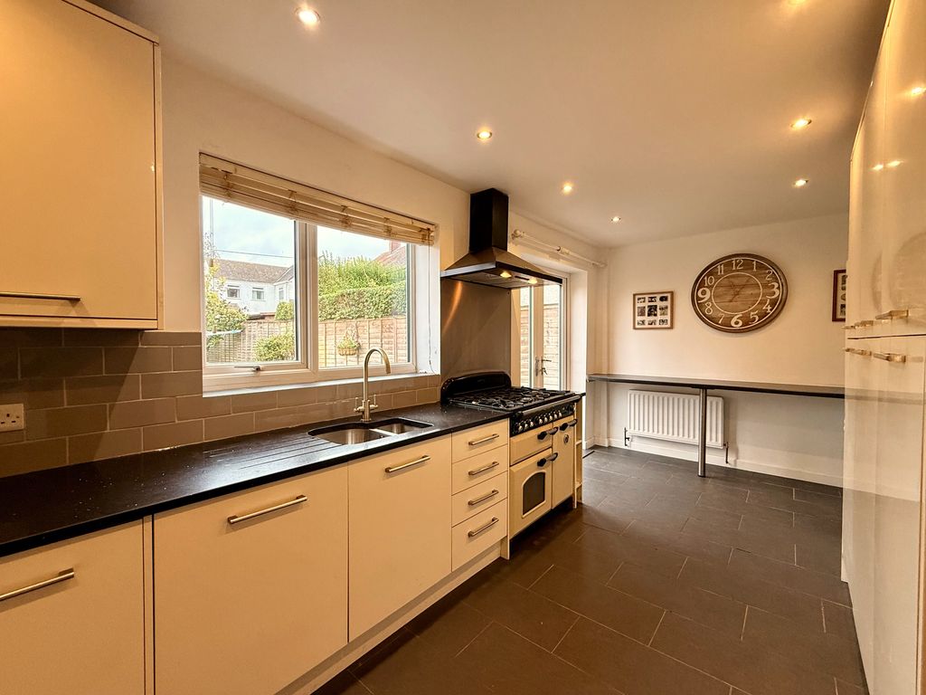 Property photo 3 of 15 Kitchen