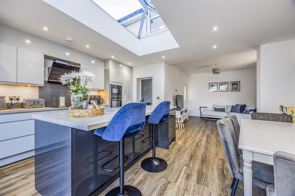 Property photo 1 of 24 28 Silvester Road, Cowplain-Porticomarketing-Soldb