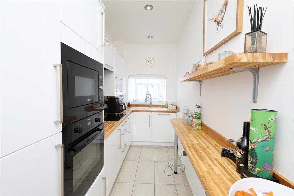 Property photo 2 of 18 Kitchen