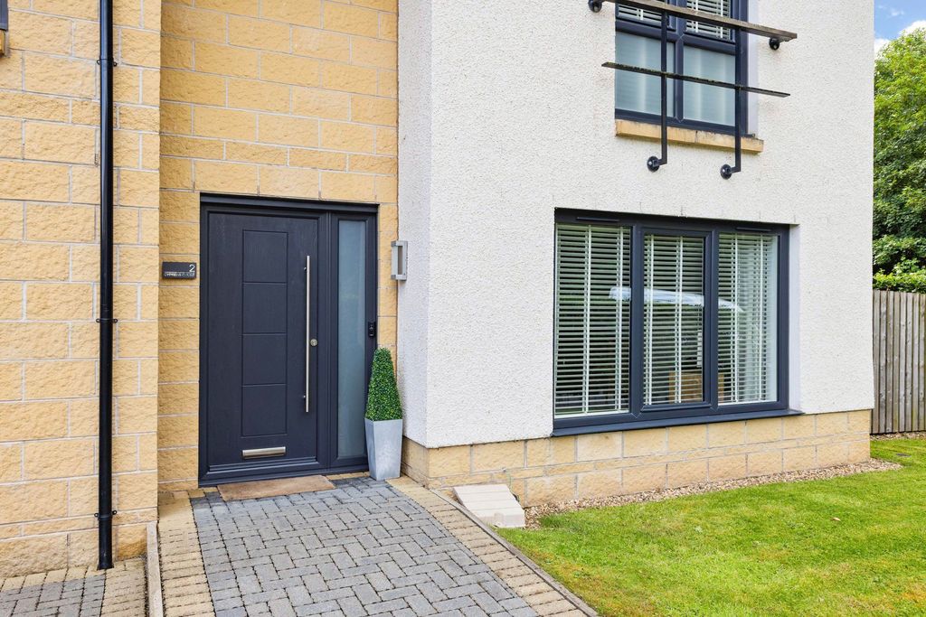 Property photo 2 of 32